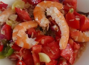 Una foto de Ensalada de arroz, hortalizas y langostinos