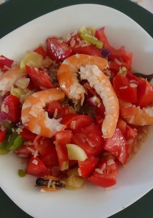 Una foto de Ensalada de arroz, hortalizas y langostinos