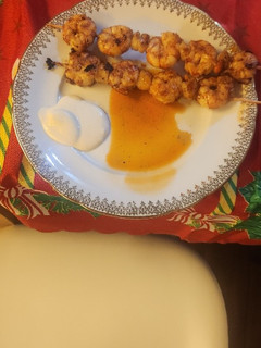 Una foto de Brochetas de gambón con zamburiña al jerez con salsa alioli