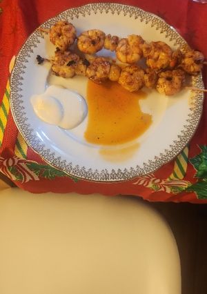 Una foto de Brochetas de gambón con zamburiña al jerez con salsa alioli