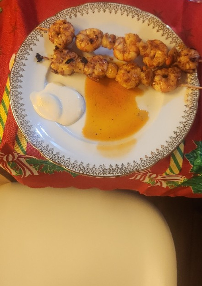 Una foto de Brochetas de gambón con zamburiña al jerez con salsa alioli