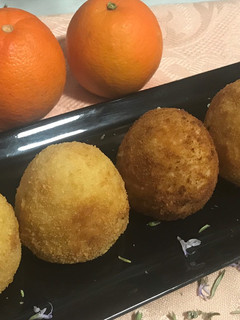 Una foto de Arancini al ragú, plato siciliano, el preferido del "comisario Montalbano 😎"