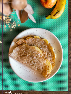 Una foto de Crepes integrales sin azúcar con crema de cacahuete y fruta🍎