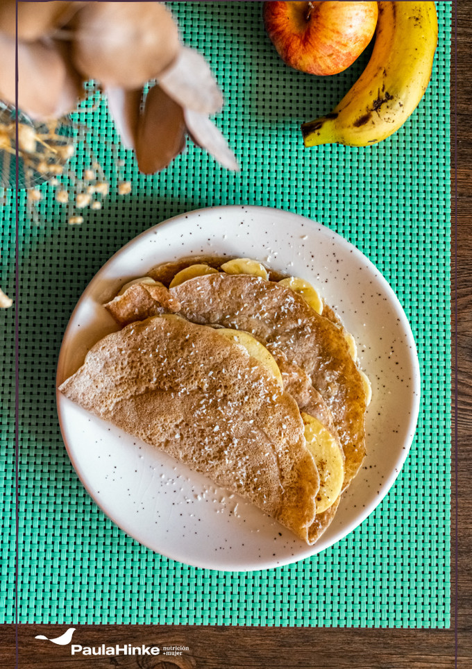 Una foto de Crepes integrales sin azúcar con crema de cacahuete y fruta🍎
