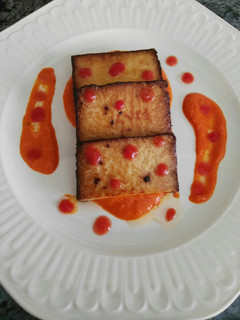 Una foto de Tofu a la plancha con salsa de pimientos