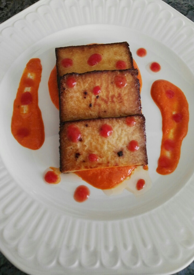 Una foto de Tofu a la plancha con salsa de pimientos