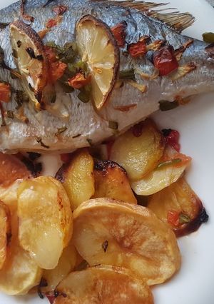 Una foto de Dorada con verduras y patatas al horno