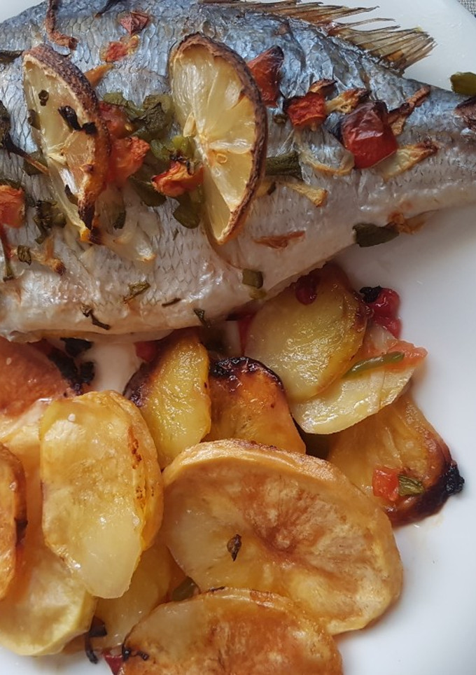 Una foto de Dorada con verduras y patatas al horno