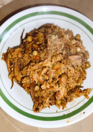 Una foto de El arroz amarillo con calamares