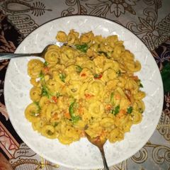 A picture of Pasta in white sauce.