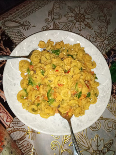 A picture of Pasta in white sauce.
