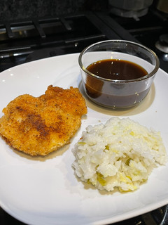 Una foto de 🧄😁PECHUGAS DE POLLO EMPANIZADAS CON ARROZ DE JENGIBRE Y SALSA KATSU 🍗 😋😋