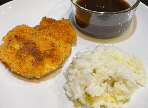 Una foto de 🧄😁PECHUGAS DE POLLO EMPANIZADAS CON ARROZ DE JENGIBRE Y SALSA KATSU 🍗 😋😋