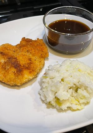 Una foto de 🧄😁PECHUGAS DE POLLO EMPANIZADAS CON ARROZ DE JENGIBRE Y SALSA KATSU 🍗 😋😋
