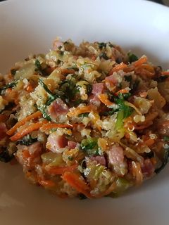 Una foto de Quinoa saludable con jamón