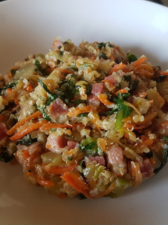 Una foto de Quinoa saludable con jamón