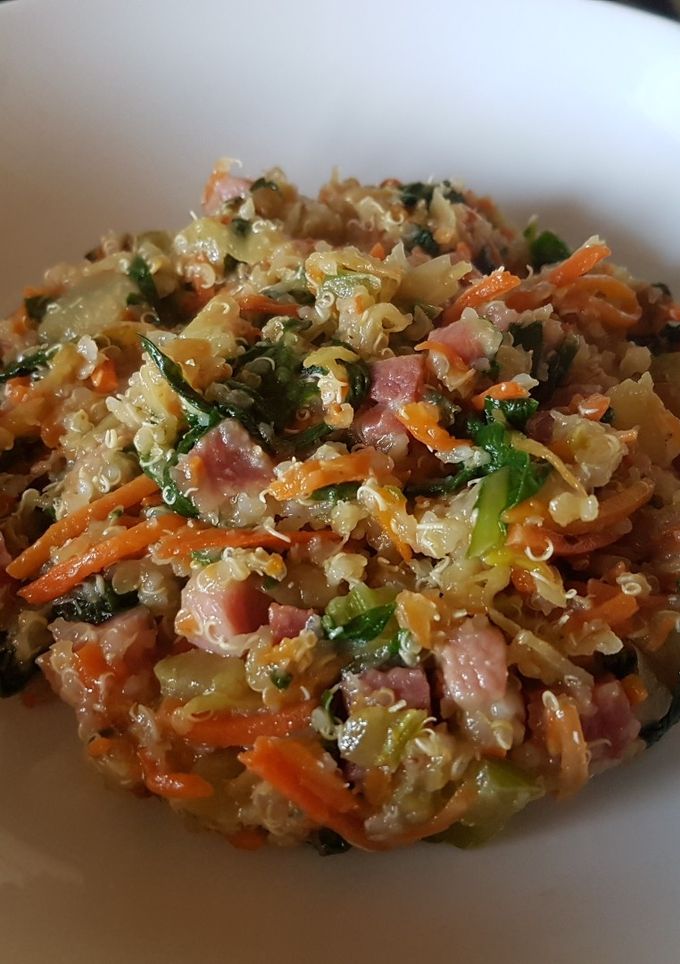 Una foto de Quinoa saludable con jamón