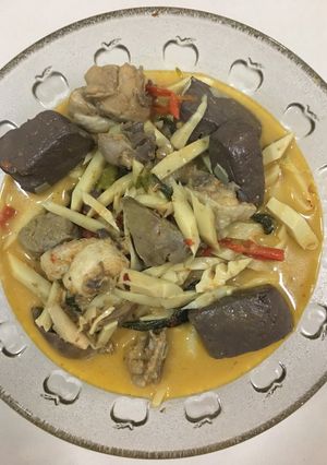 รูปของ “แกงหน่อไม้ใส่ไก่”