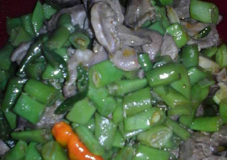 Proses Menyiapkan Oseng Buncis ati ampela yang nikmat