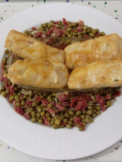 Una foto de Bacalao en salsa y guisantes salteados con jamón