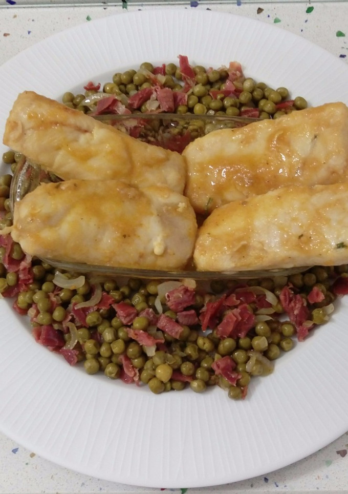 Una foto de Bacalao en salsa y guisantes salteados con jamón