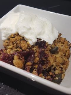 Una foto de Crumble de cerezas