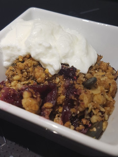 Una foto de Crumble de cerezas