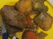 Una foto de caldo de gallina con verdura