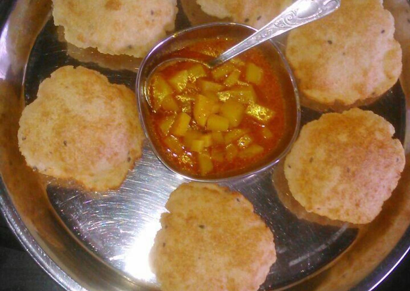 Aloo tamatar with puri