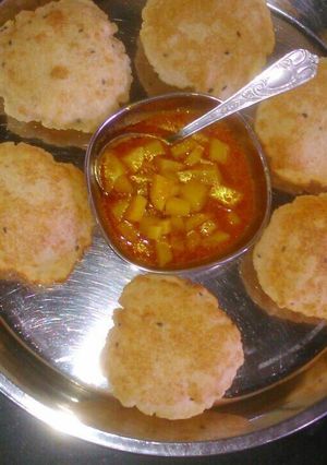 A picture of Aloo tamatar with puri.