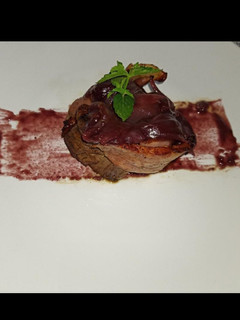 Una foto de Medallón de res alvarado en salsa de vino tinto