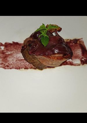 Una foto de Medallón de res alvarado en salsa de vino tinto