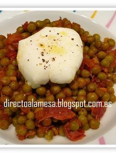 Una foto de Guisantes con jamón y huevo pochè