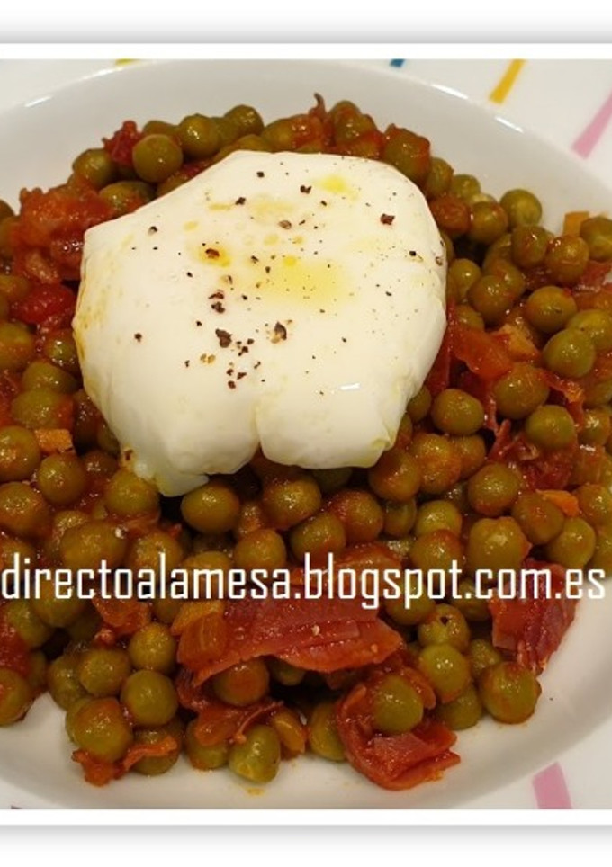 Una foto de Guisantes con jamón y huevo pochè