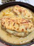 Frango recheado com cogumelos e gratinado no molho branco