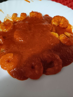 Una foto de Langostinos con salsa de tomate y pimientos