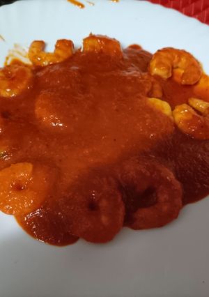 Una foto de Langostinos con salsa de tomate y pimientos