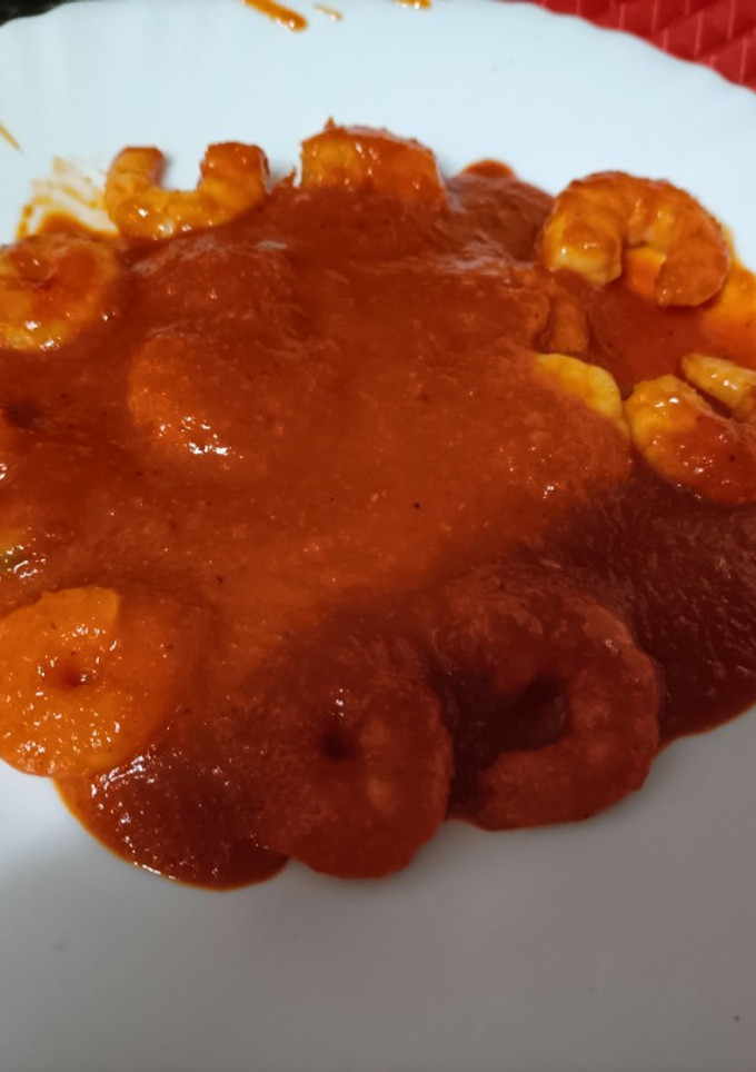 Una foto de Langostinos con salsa de tomate y pimientos