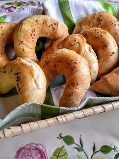 Ropogós házi kifli köménymaggal recept fotója