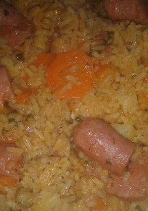 Una foto de Guiso de arroz con salchichas a mi gusto