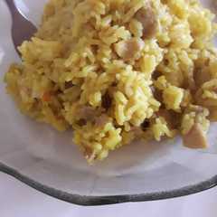 A picture of Arroz especiado con pollo.