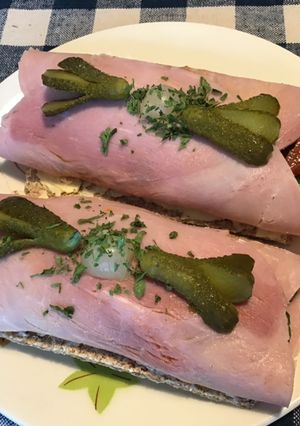 Une photo de Tartines croquantes au jambon blanc,oignons nouveaux et sauce poivrons
