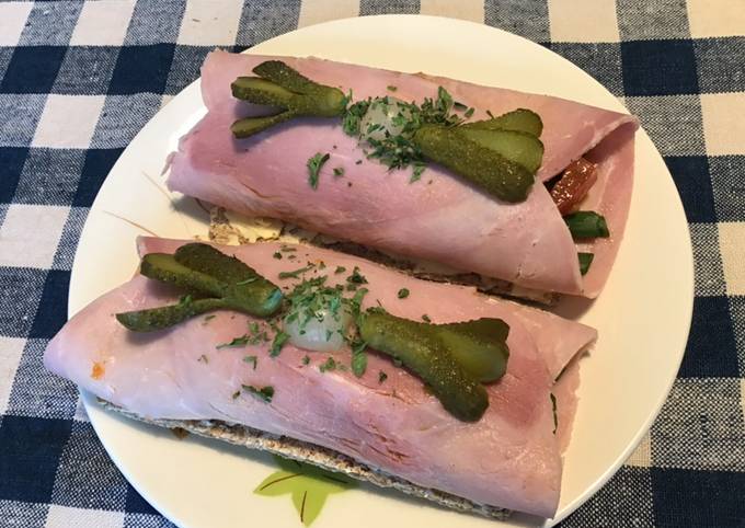 Tartines croquantes au jambon blanc,oignons nouveaux et sauce poivrons