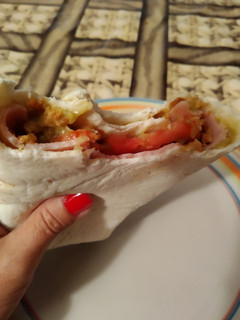 Una foto de Wrap de guacamole y york