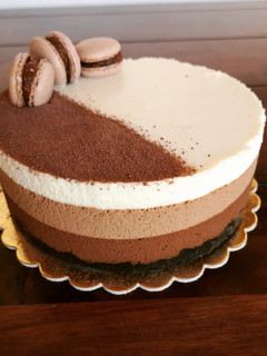 Tripla csokis mousse torta Oreos keksz alappal sütés nélkül recept fotója