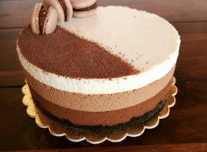 Tripla csokis mousse torta Oreos keksz alappal sütés nélkül recept fotója