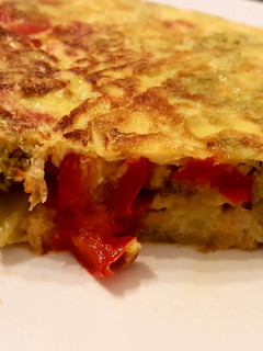 Una foto de Tortilla de brócoli🥦 cebolla y pimientos🌶