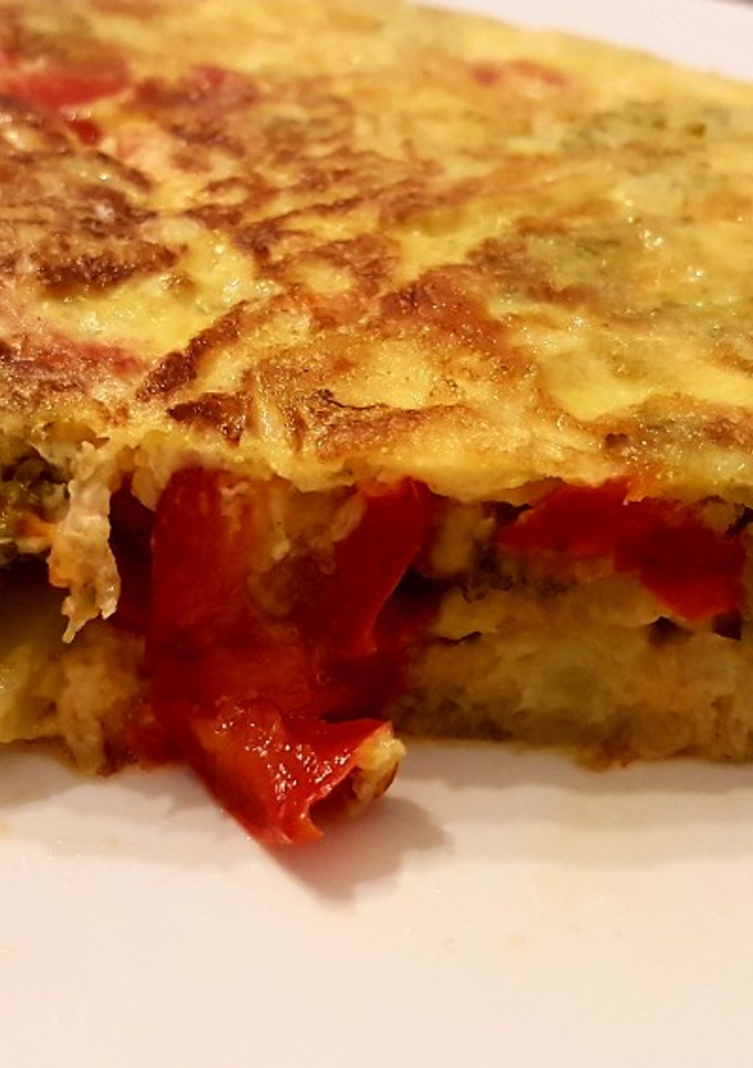Una foto de Tortilla de brócoli🥦 cebolla y pimientos🌶