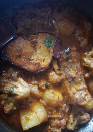 ফুলকপি আলু দিয়ে রুই মাছের ঝোল (Fulkopi rui curry recipe in Bengali) রেসিপির প্রধান ছবি
