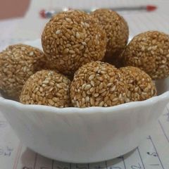 A picture of Til ke ladoo recipe.